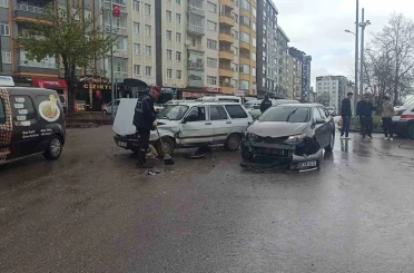 Seydişehir’de iki otomobil kavşakta çarpıştı: 1 yaralı