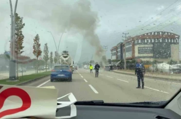 Seyir halinde alev alan otomobile polisler müdahale etti 