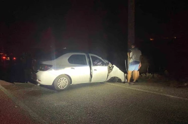 Seyir halinde lastiği patlayan otomobil elektrik direğine çarptı; 1 yaralı 