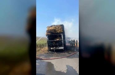 Seyir halindeki balya yüklü kamyon alev alev yandı 