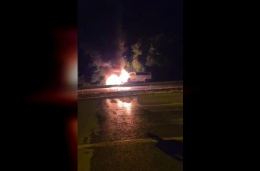 Seyir halindeki çekici alev aldı, üzerindeki kamyonet de yandı 