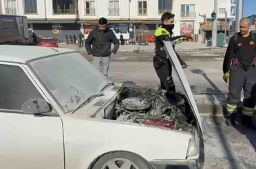 Seyir halindeki FIAT otomobil yandı 