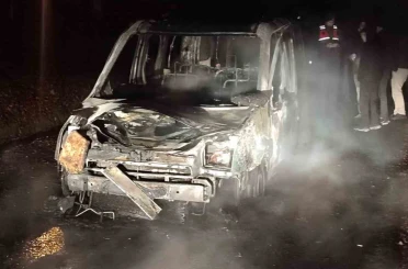 Seyir halindeki hafif ticari araç alev topuna döndü 