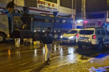 Seyir halindeki kamyonun kasası alev aldı 