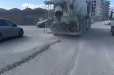 Seyir halindeki mikserin yola beton döktüğü anlar kamerada 