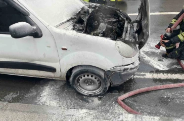 Seyir halindeki otomobil alev aldı 