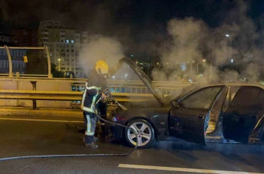 Seyir halindeki otomobil alev aldı 