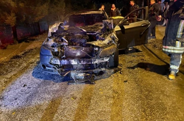 Seyir halindeki otomobil alev aldı