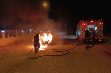 Seyir halindeki otomobil alev topuna döndü 