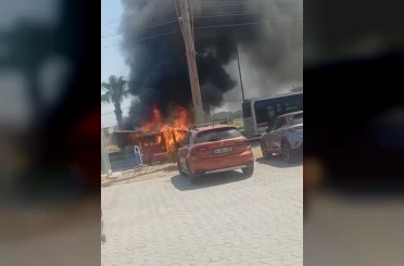 Seyir halindeki otomobil alev topuna döndü 