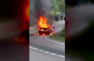 Seyir halindeki otomobil alev topuna döndü 