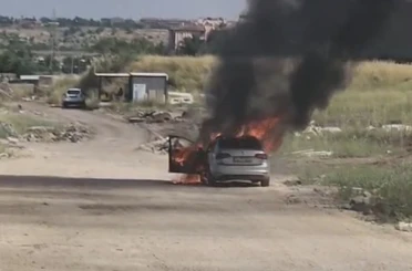 Seyir halindeki otomobil alev topuna döndü 
