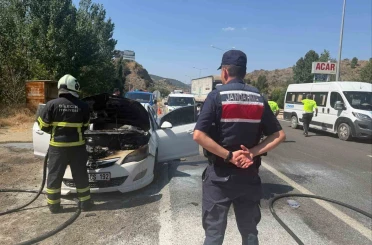 Seyir halindeki otomobil bir anda alev aldı 