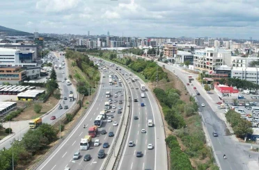 Seyir halindeki otomobil yandı, trafik kilitlendi 