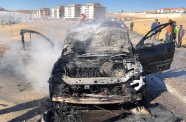 Seyir halindeki otomobil yandı