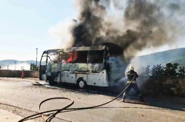 Seyir halindeki servis midibüsü alev alev yandı 