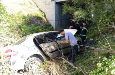Seyir halindeyken tekerleği çıkan araç şarampole uçtu: 1’i ağır 2 yaralı 