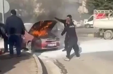 Seyir halindeyken yanan otomobili çevredeki vatandaşlar söndürdü