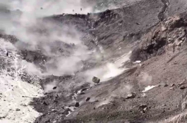 Sıcak hava Ağrı Dağı’nı harekete geçirdi: Kayalar peş peşe düştü 