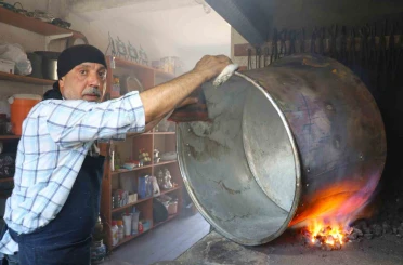 Sıcak havaya aldırış etmeyen kalaycı ustaları, kış hazırlıkları için yoğun mesai harcıyor 