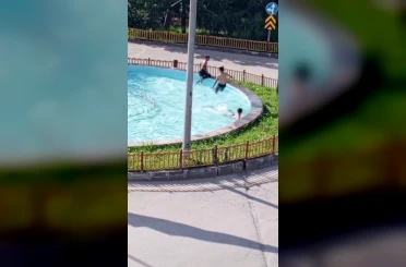 Sıcaktan bunalan çocuklar süs havuzunda serinledi 