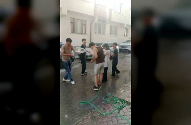 Sıcaktan bunalan gençler serinlemek için su savaşı yaptı 