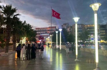 Sıcaktan bunalan vatandaşlar akşam serinliğinde nefes alıyor 