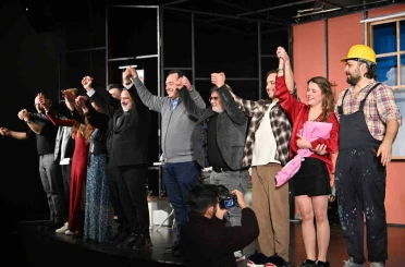 ‘Şiddetli geçimsizlik’ dünya prömiyerini Manisa’da yaptı 