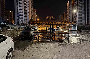 Şiddetli rüzgar, söktüğü kamelyayı bozmadan yola kondurdu 