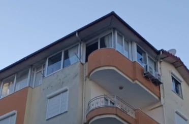 Şiddetli rüzgarda yerinden kopan pencere 5. kattan düştü 