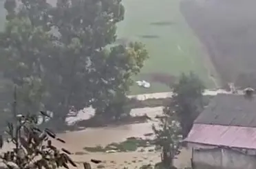 Şiddetli sağanak sele dönüştü: Yol ulaşıma kapandı
