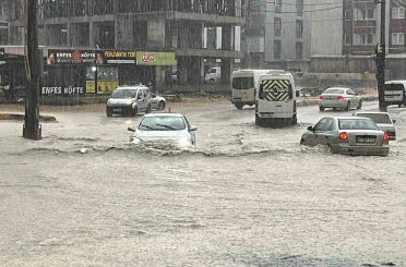 Şiddetli yağış sele neden oldu, göle dönen yollarda araçlar mahsur kaldı 