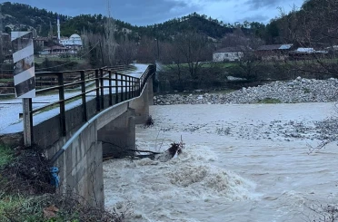Şiddetli yağışların kullanılamaz hale getirdiği Sarıkavak Köprüsü 110 milyona yeniden yapılacak 
