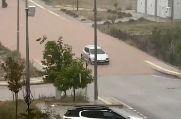 Şiddetli yağmur yolları suya teslim etti, araçlar yolda kaldı 