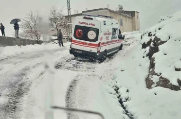 Siirt kar yağışı nedeniyle yolda kalan hastalar ve vatandaşlar kurtarıldı 