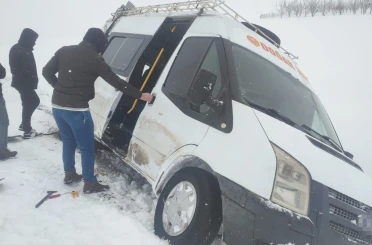 Siirt Özel İdare ekipleri hem yolları açıyor, hem de hastaları sağlık ekiplerine ulaştırıyor 