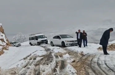 Siirt’te 45 yolu ulaşıma kapandı, yolda kalan bazı araçlar kurtarıldı 