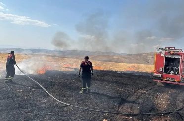 Siirt’te anız yangını itfaiye ve TOMA desteğiyle söndürüldü 
