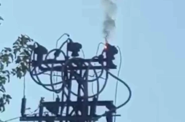 Siirt’te arıza nedeni ile elektrik direğinde yangın çıktı 