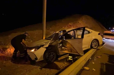 Siirt’te bariyere çarpan otomobil alev aldı: 1 yaralı 