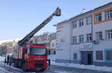 Siirt’te cadde, sokak ve okulların çatısındaki kar kütlesi itfaiye tarafından temizleniyor 
