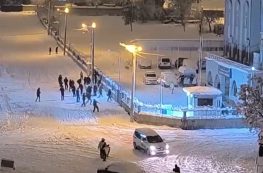 Siirt’te çocuklar kartoplarını karakola attı, polisler karşılık verince renkli görüntüler oluştu 