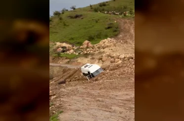 Siirt’te heyelan: Minibüs mahsur kaldı