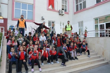 Siirt’te ilkokul öğrencilerine fidan dağıtıldı 