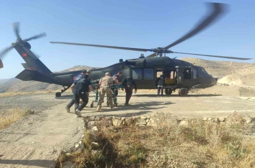 Siirt’te jandarma helikopteri, iş kazası geçiren vatandaşı hastaneye taşıdı 