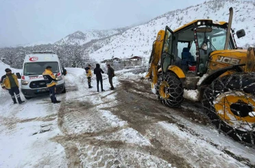 Siirt’te kar nedeniyle mahsur kalan hastalar hastaneye ulaştırıldı 