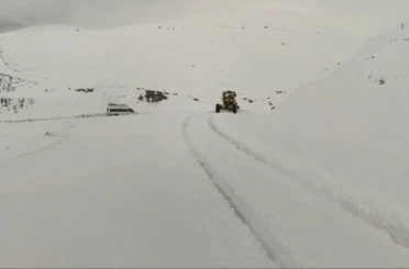 Siirt’te karda araçlar yolda mahsur kaldı 