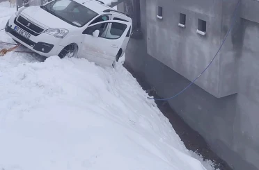 Siirt’te kayan otomobil evin duvarında asılı kaldı 