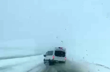 Siirt’te minibüsün kıl payı atlattığı kaza kamerada 