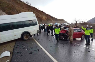 Siirt’te öğrenci servisi ile otomobil çarpıştı: 12 yaralı 